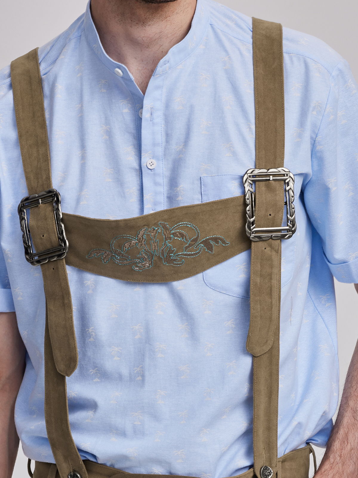 Braunes Dirndl mit modernem Schnitt