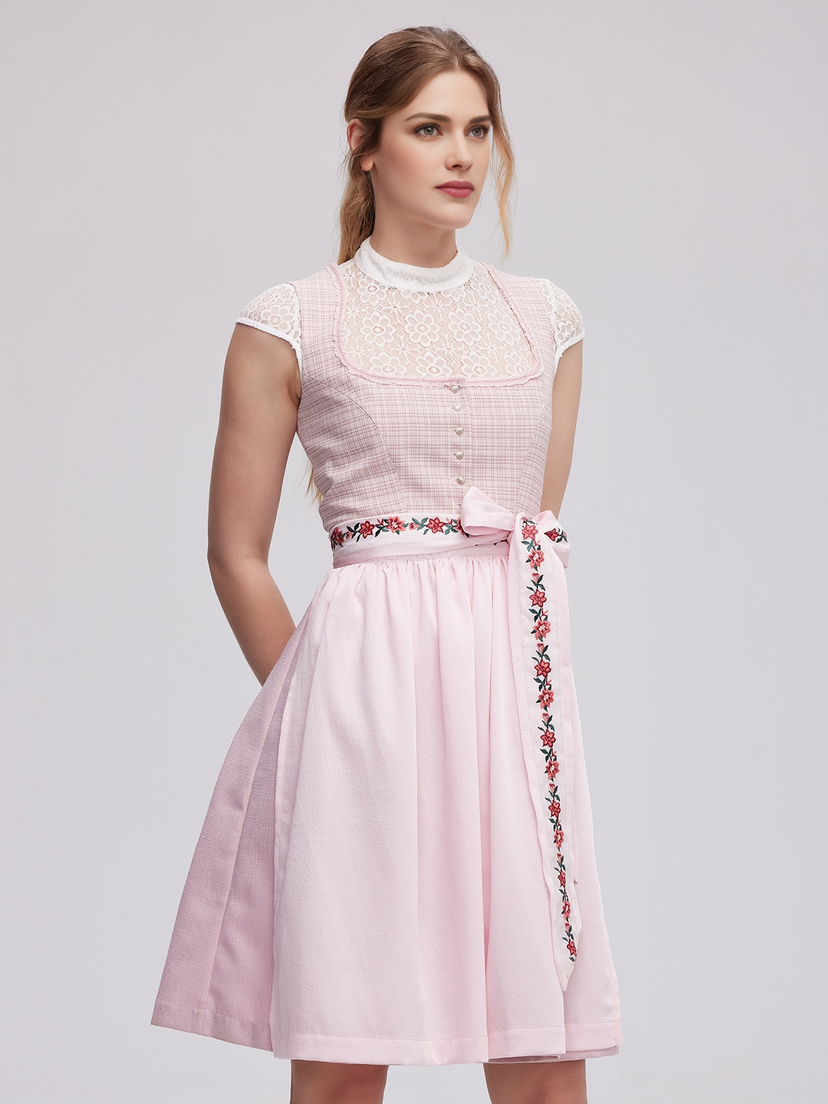 Dirndl mit rosa Schürze und schwarzer Bluse