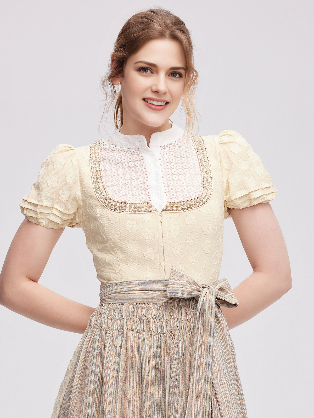 Dirndl in samtigem Braun mit modernem Schnitt