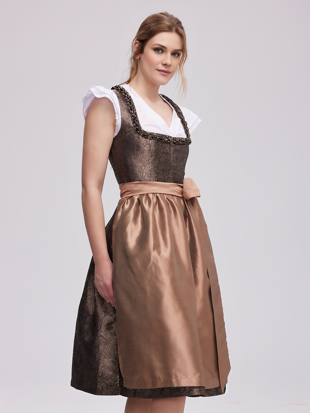 Modernes Dirndl in Braun mit urbanem Chic