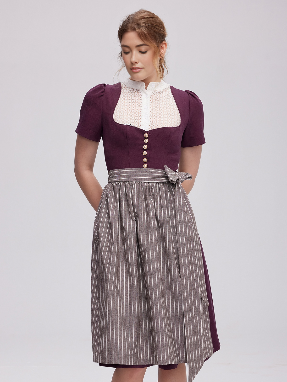 Modernes Dirndl in Lila mit pinken Akzenten