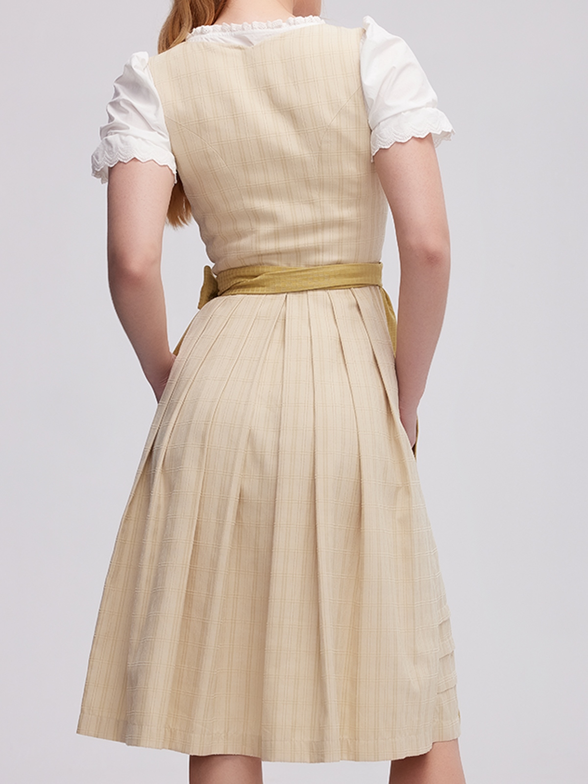 Dirndlbluse in Weinrot mit grünem Dirndl