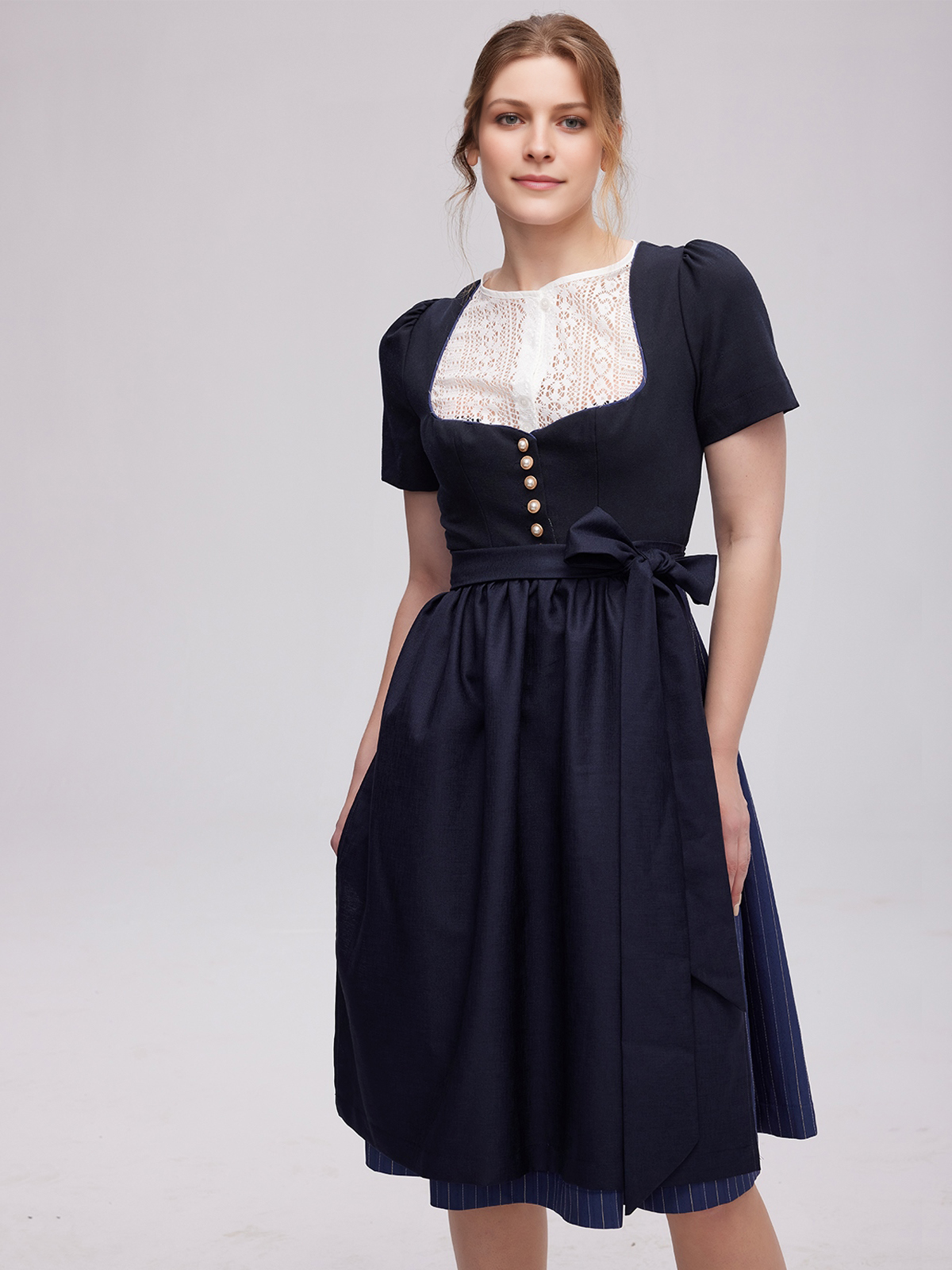 Ein elegantes blaues Dirndl mit traditionellen Elementen