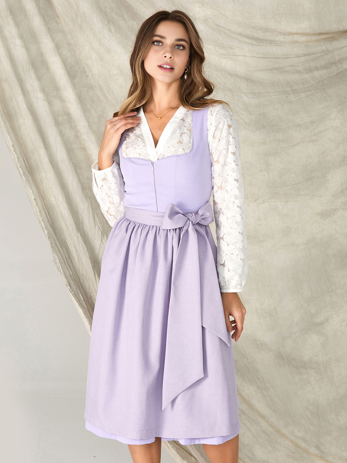 Elegantes lila Dirndl mit modernem Schnitt
