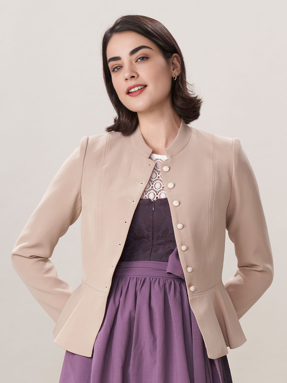 Dirndl mit brauner Jacke – perfekt für kühlere Tage