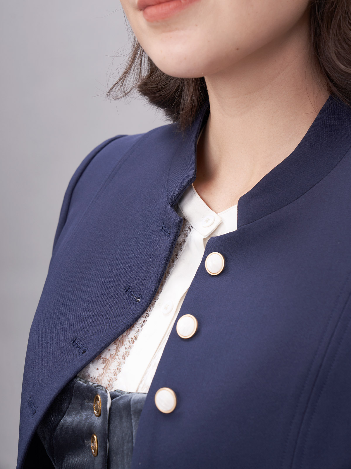 Modernes Dirndl in Marineblau mit schmeichelhaftem Schnitt