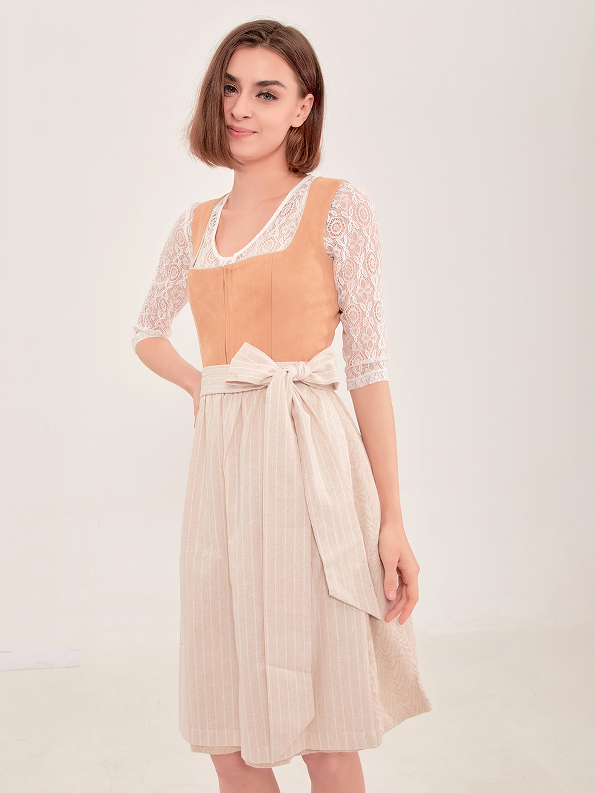 Rot-schwarzes Dirndl mit eleganter Schürze