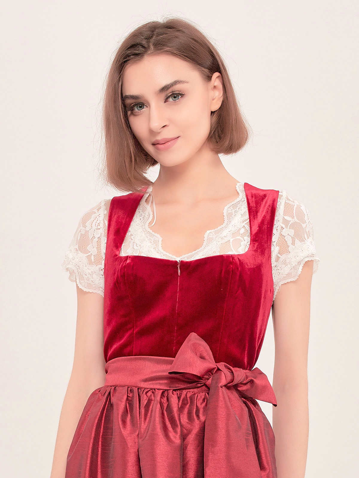 Ehreer Dirndl in Rot – Eleganz und Tradition vereint