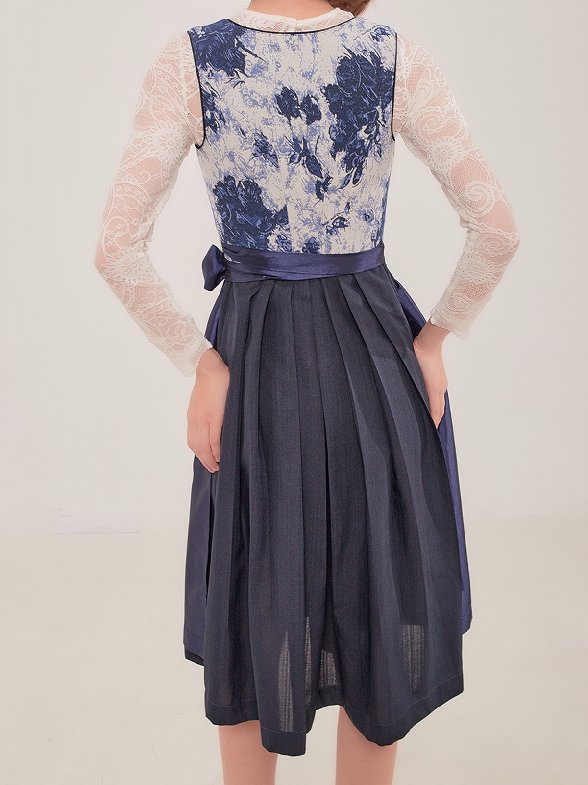 Modernes Dirndl in Blau mit eleganter Silhouette
