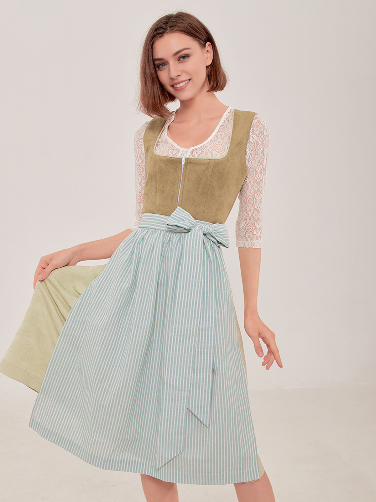 Dirndl in Grün mit floralen Details