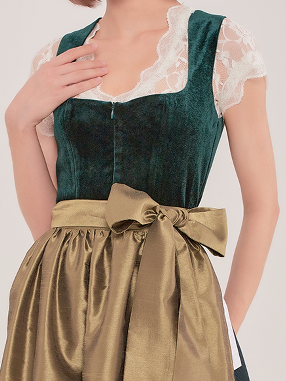 Dirndl in Grün – eleganter Midi-Schnitt für festliche Anlässe
