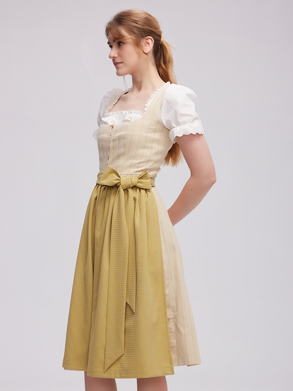 Dirndl in Grün mit floralen Details