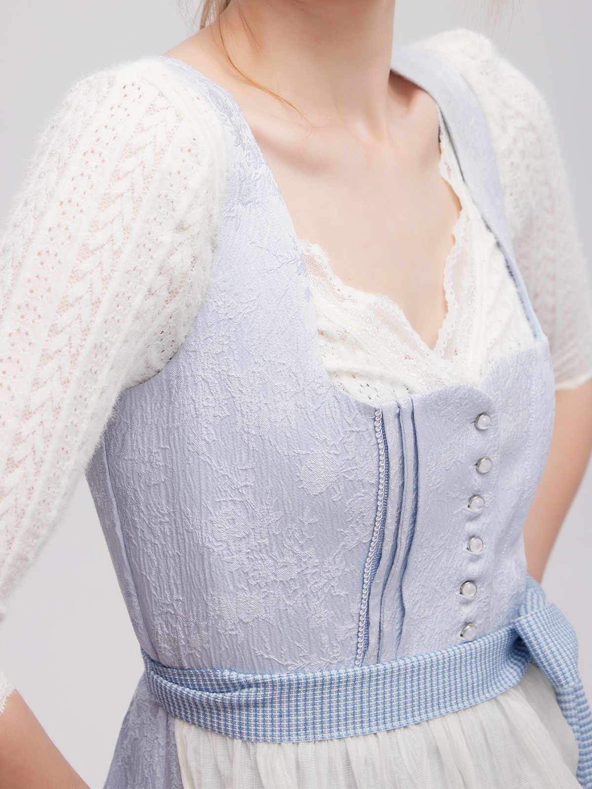 Dirndlbluse Langarm in Blau mit Spitzenverzierung
