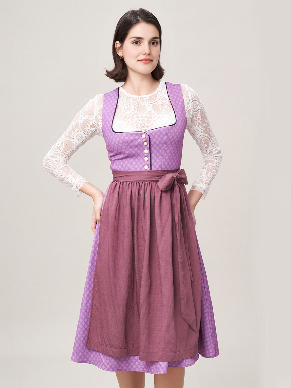 Lila Samt Dirndl mit aufwendiger Stickerei