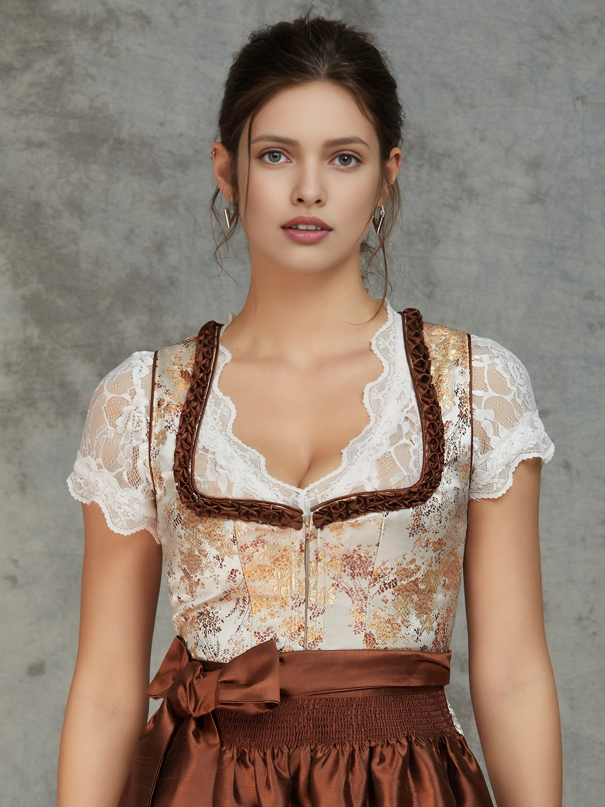 Ein elegantes gelbes Ja Mei Dirndl – perfekt für sonnige Tage