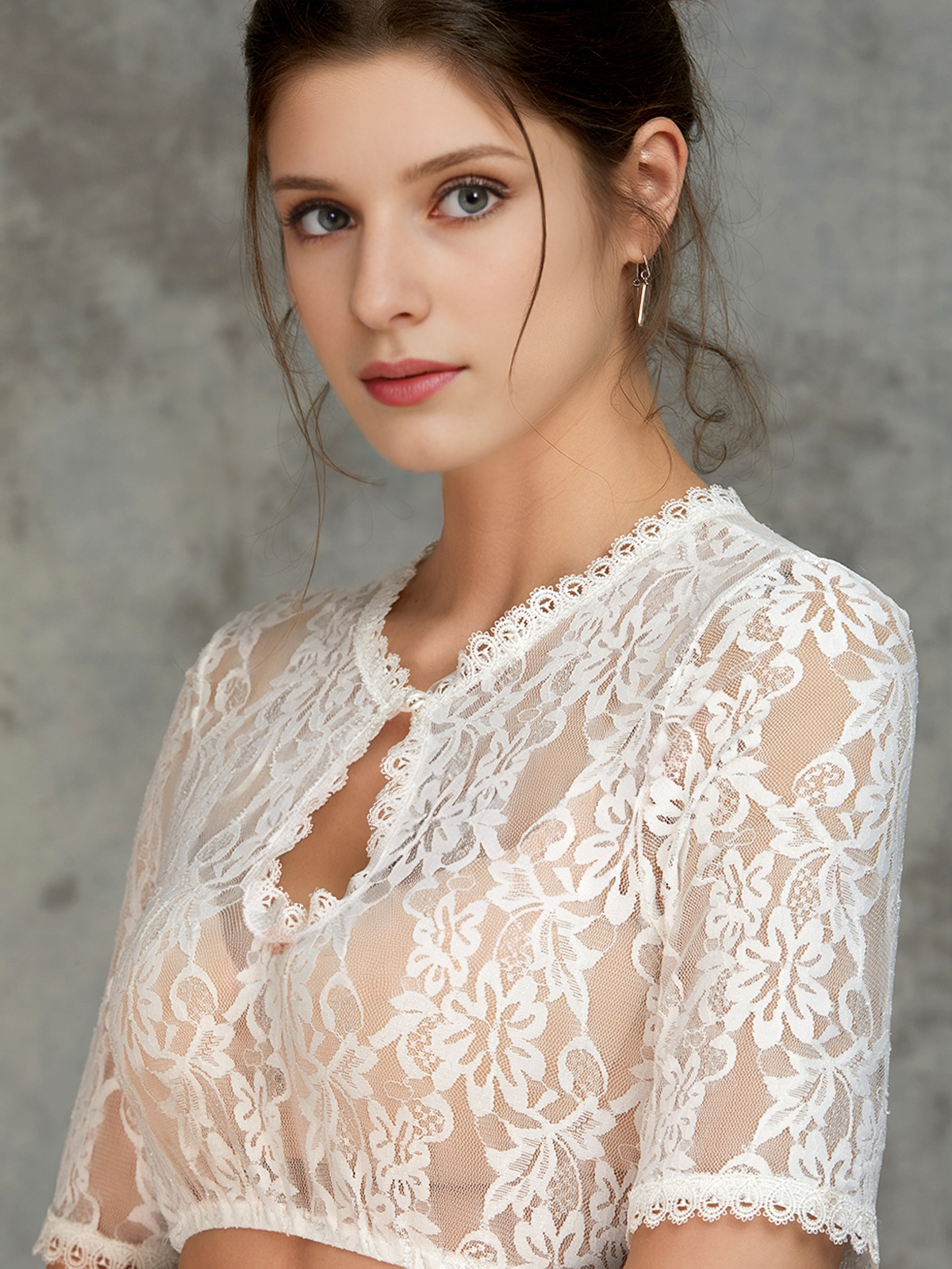 Ein elegantes beiges Dirndl mit Spitzenbluse, perfekt für Hochzeiten und festliche Anlässe