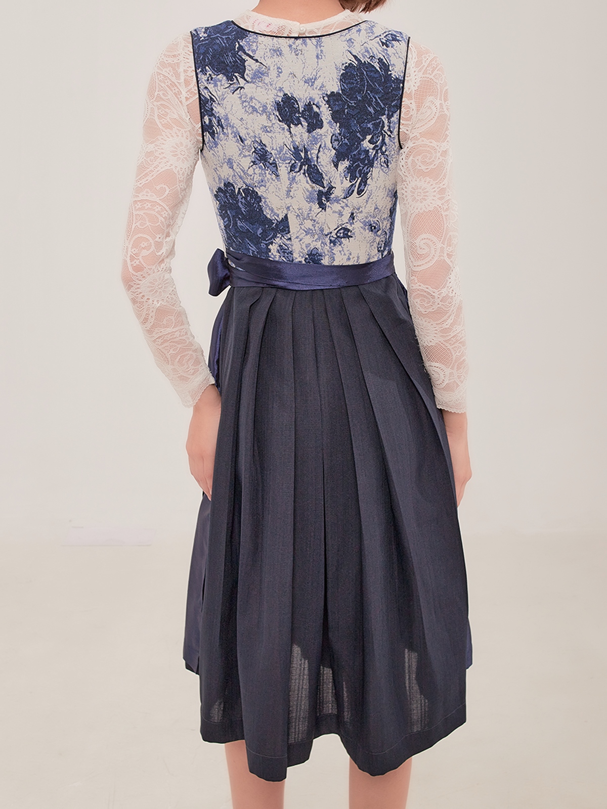 Modernes Dirndl in Blau