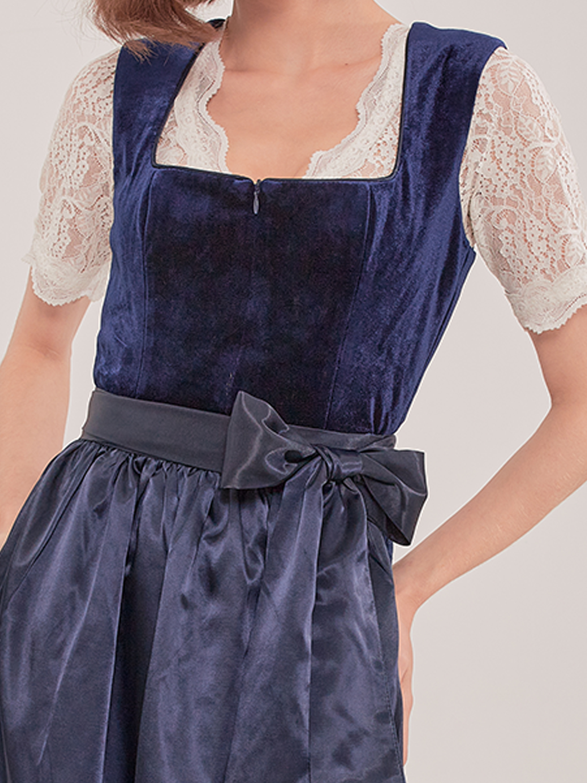 Dirndl-Stil mit blauem Dirndl