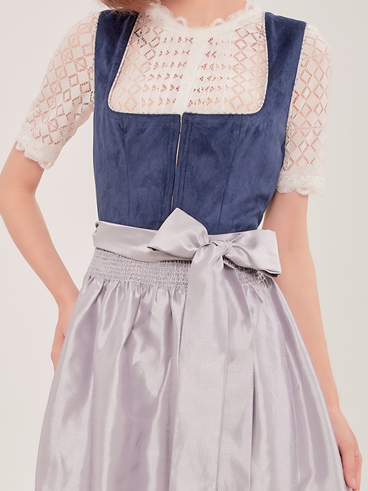 Dirndl in Beige mit blauer Schürze