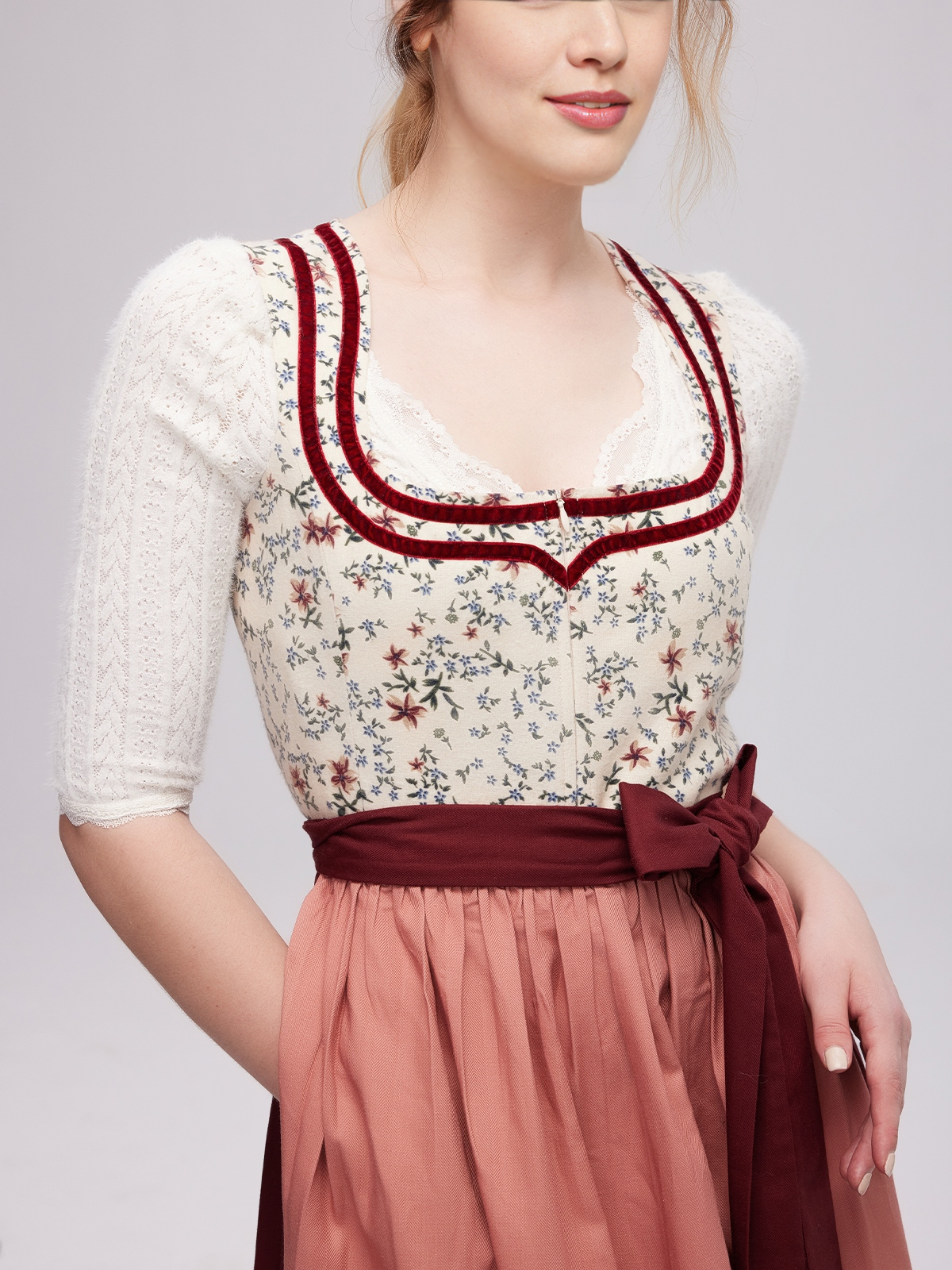 Lila Samt-Dirndl mit Herz-Ausschnitt