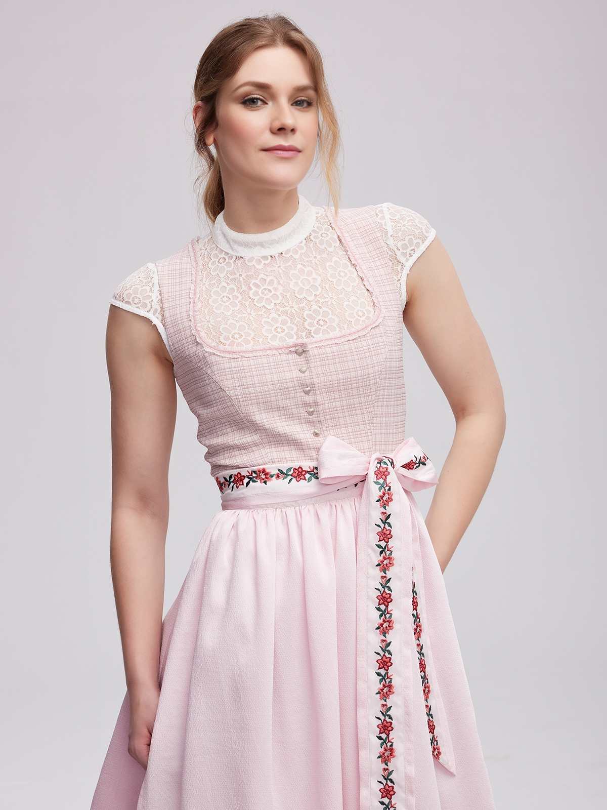 Weißes Dirndl mit rosa Schürze