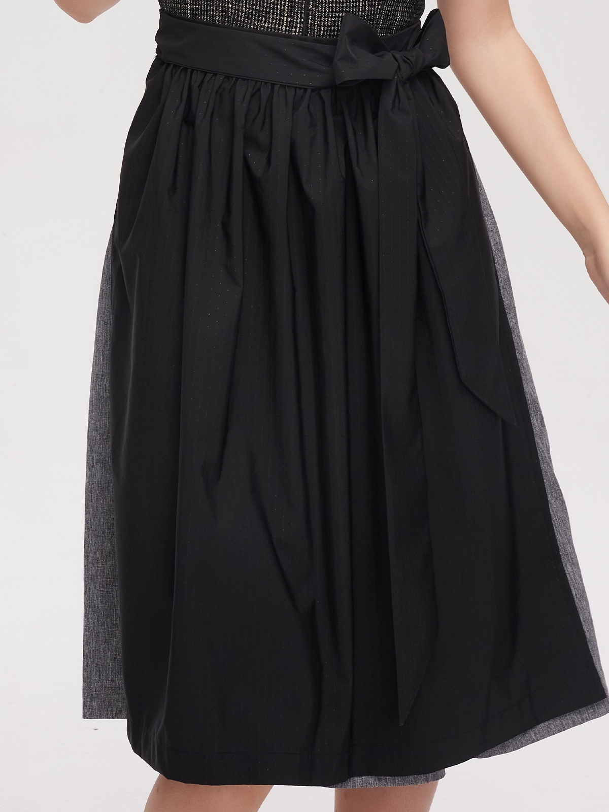 Elegantes schwarzes Dirndl mit traditionellem Schnitt