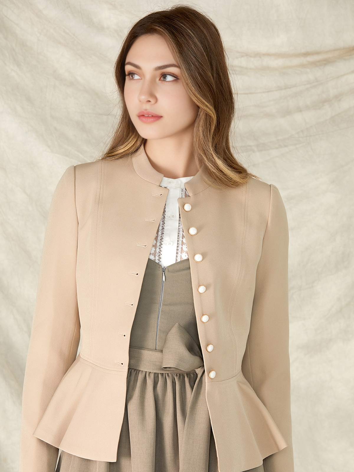 Modernes dunkelblau Dirndl mit figurbetonter Silhouette