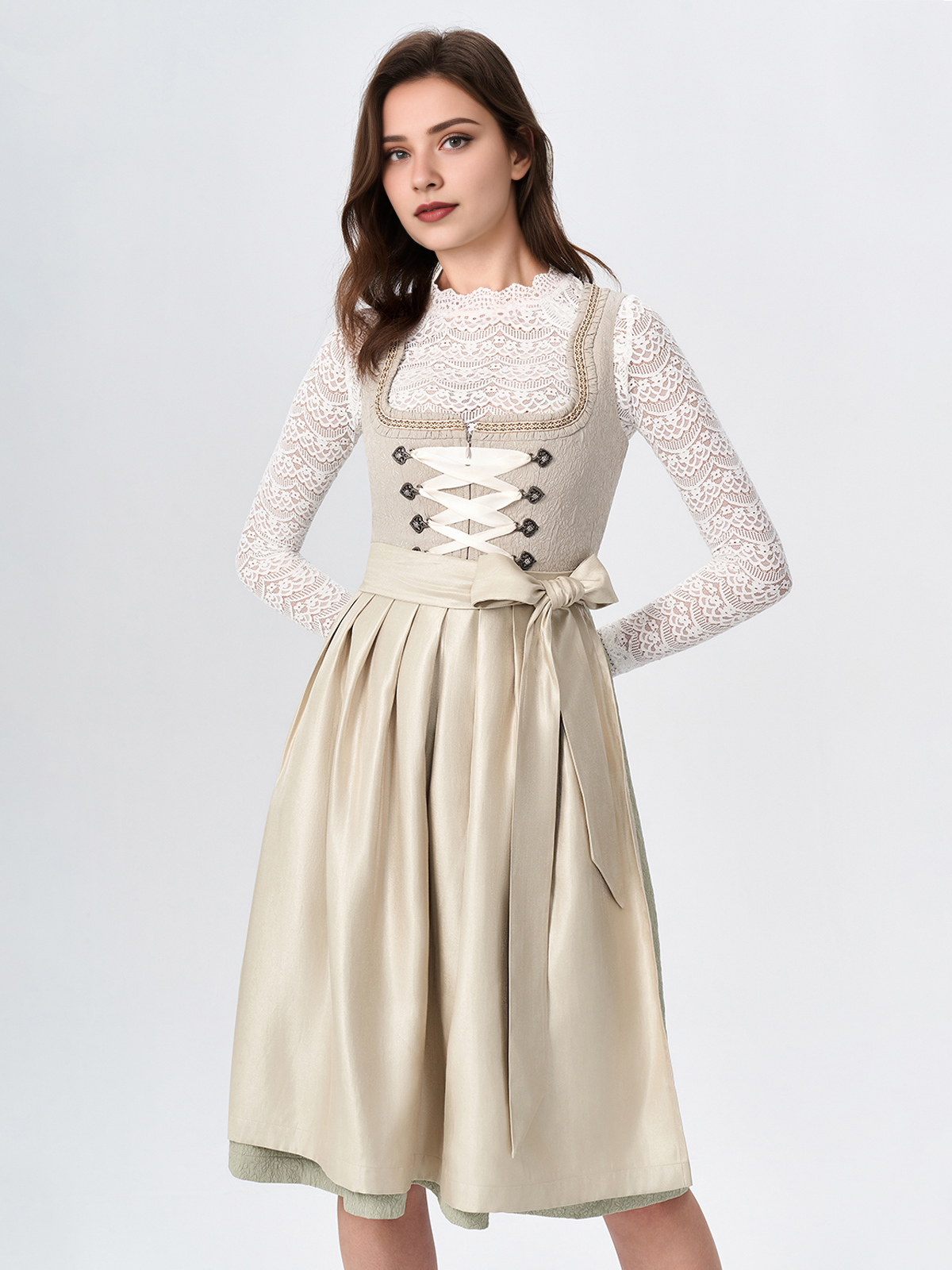 Elegante weiße Dirndlbluse mit Spitzendetails