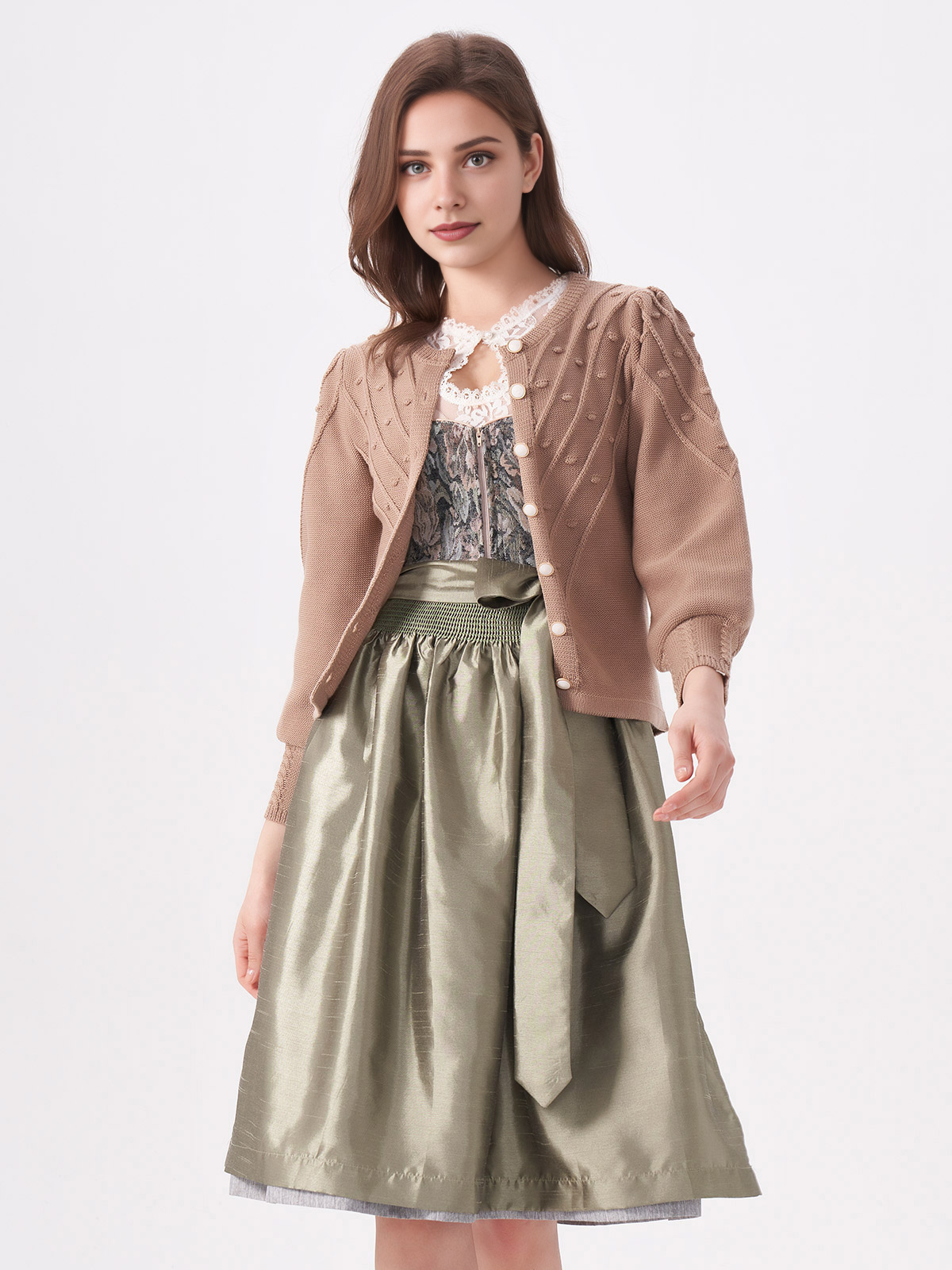 Braunes Dirndl mit femininem Schnitt