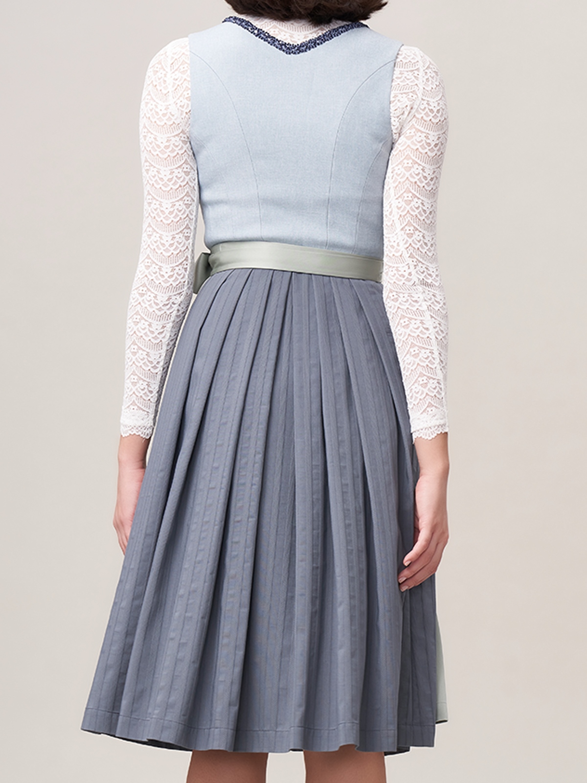 Modernes blaues Dirndl mit floralen Akzenten