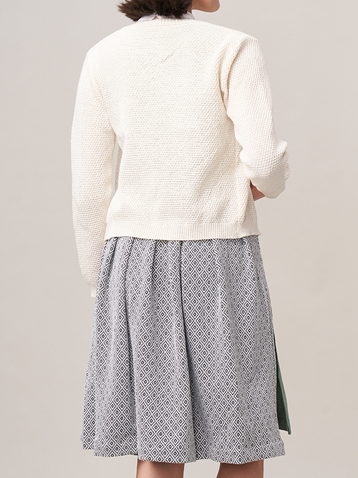 Modernes Dirndl in Weiß mit bestickten Details