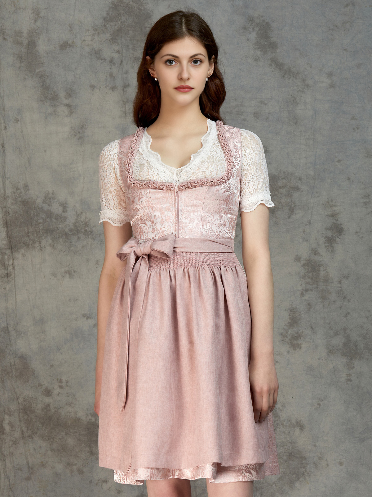 Graue Dirndlbluse mit rosa Dirndl