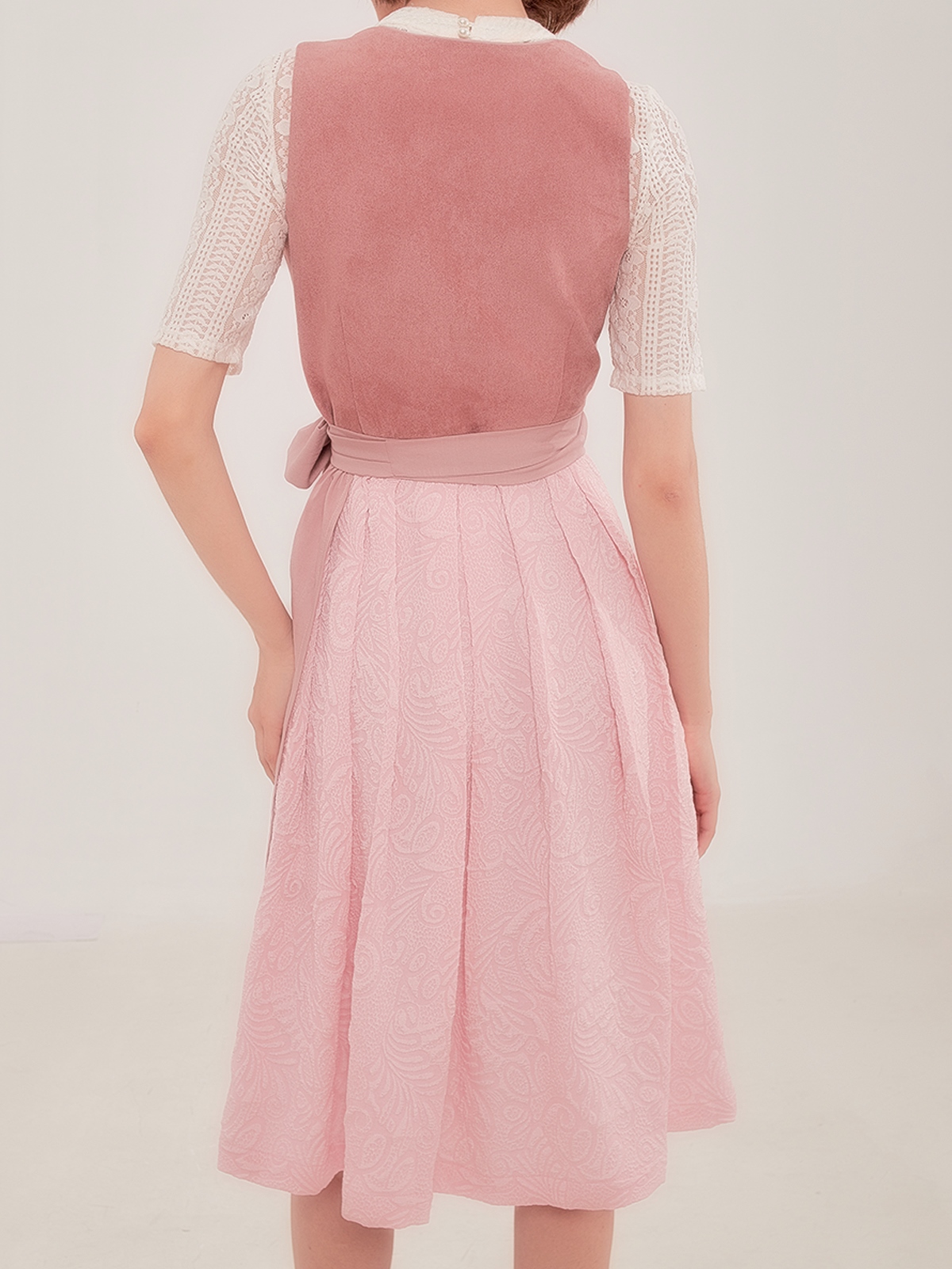 Modernes braun blaues Dirndl mit eleganter Silhouette