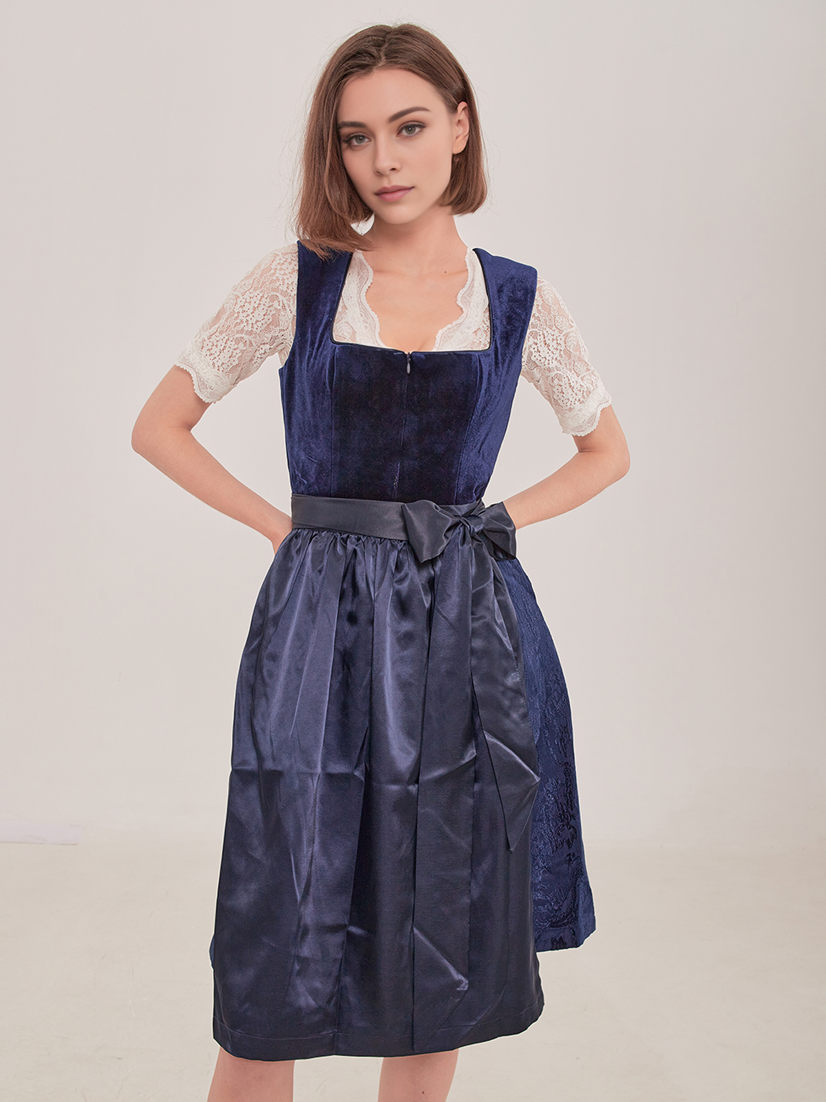 Ein elegantes blaues Dirndl mit floralen Details