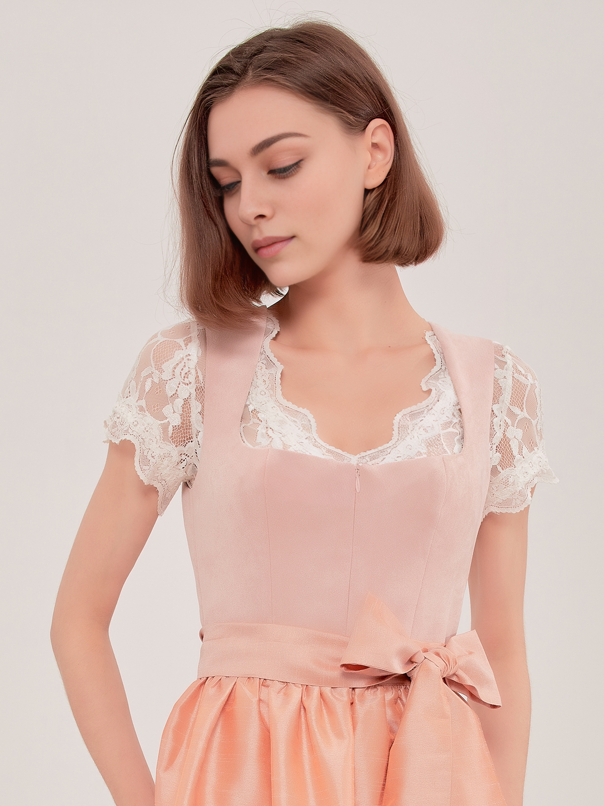 Dirndl mit roter Schürze