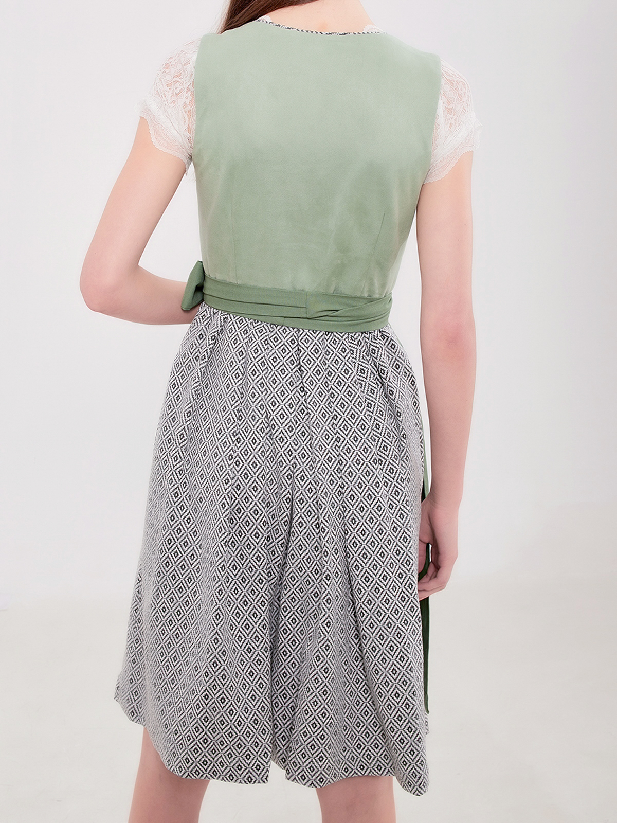 Modernes Dirndl in Grün mit innovativem Schnitt