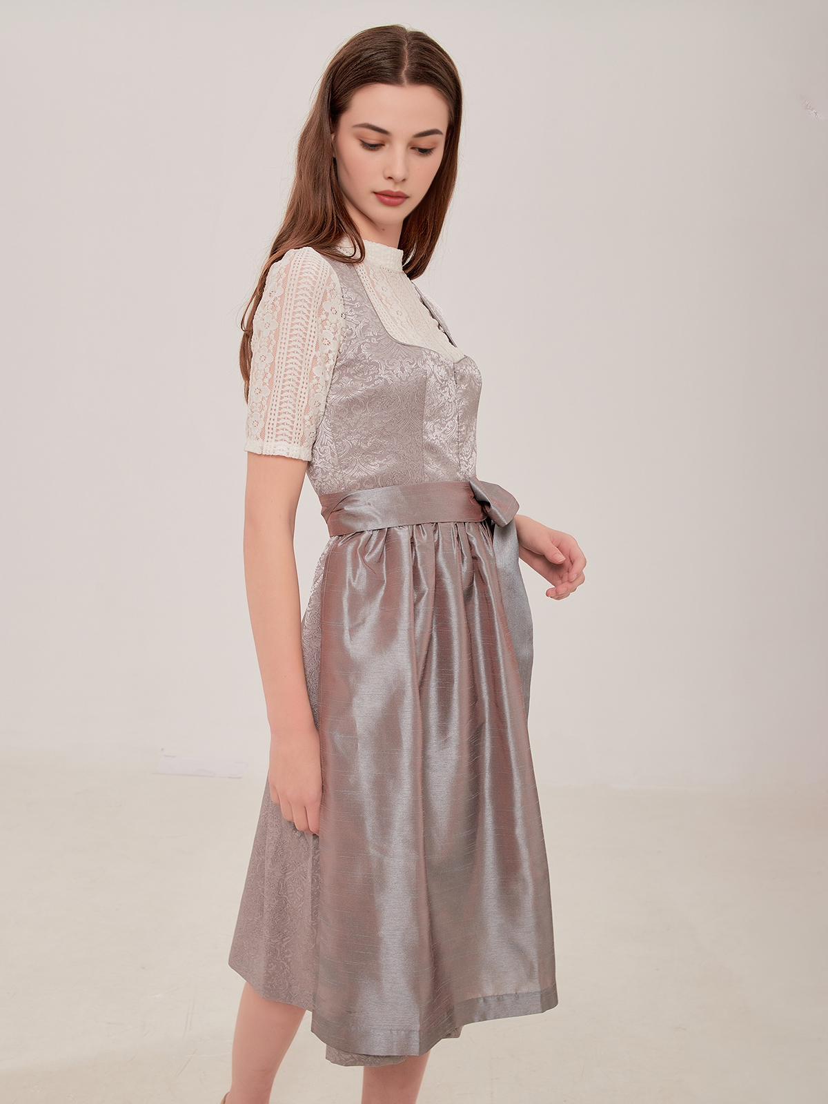 Samt Dirndl Grün – Eleganz und Tradition vereint