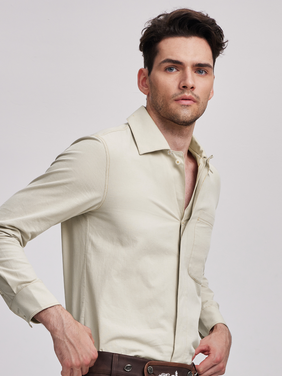 Dirndlbluse mit V-Ausschnitt in Beige