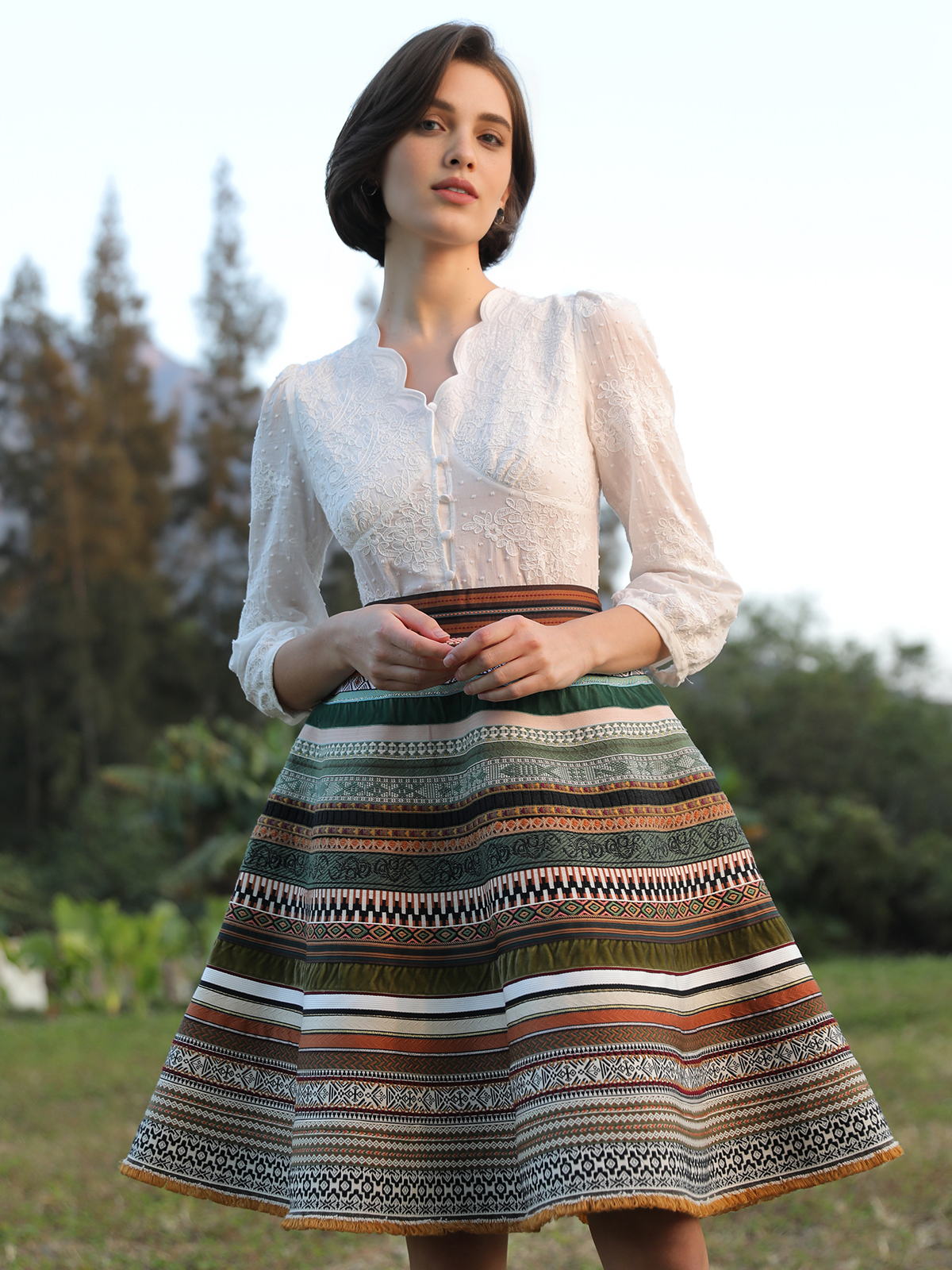 Modernes Dirndl in Grün – Inspirationsquelle für Weinrot-Variationen