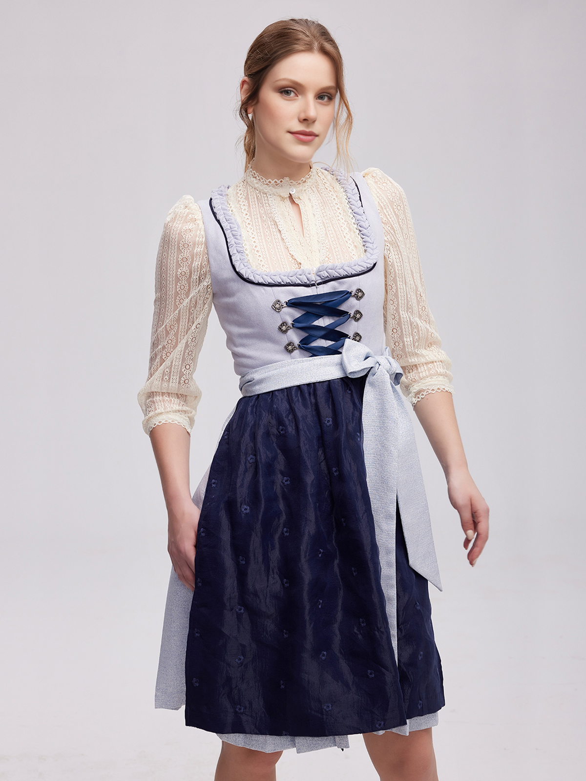 Modernes rotes Samt Dirndl mit figurbetonter Silhouette