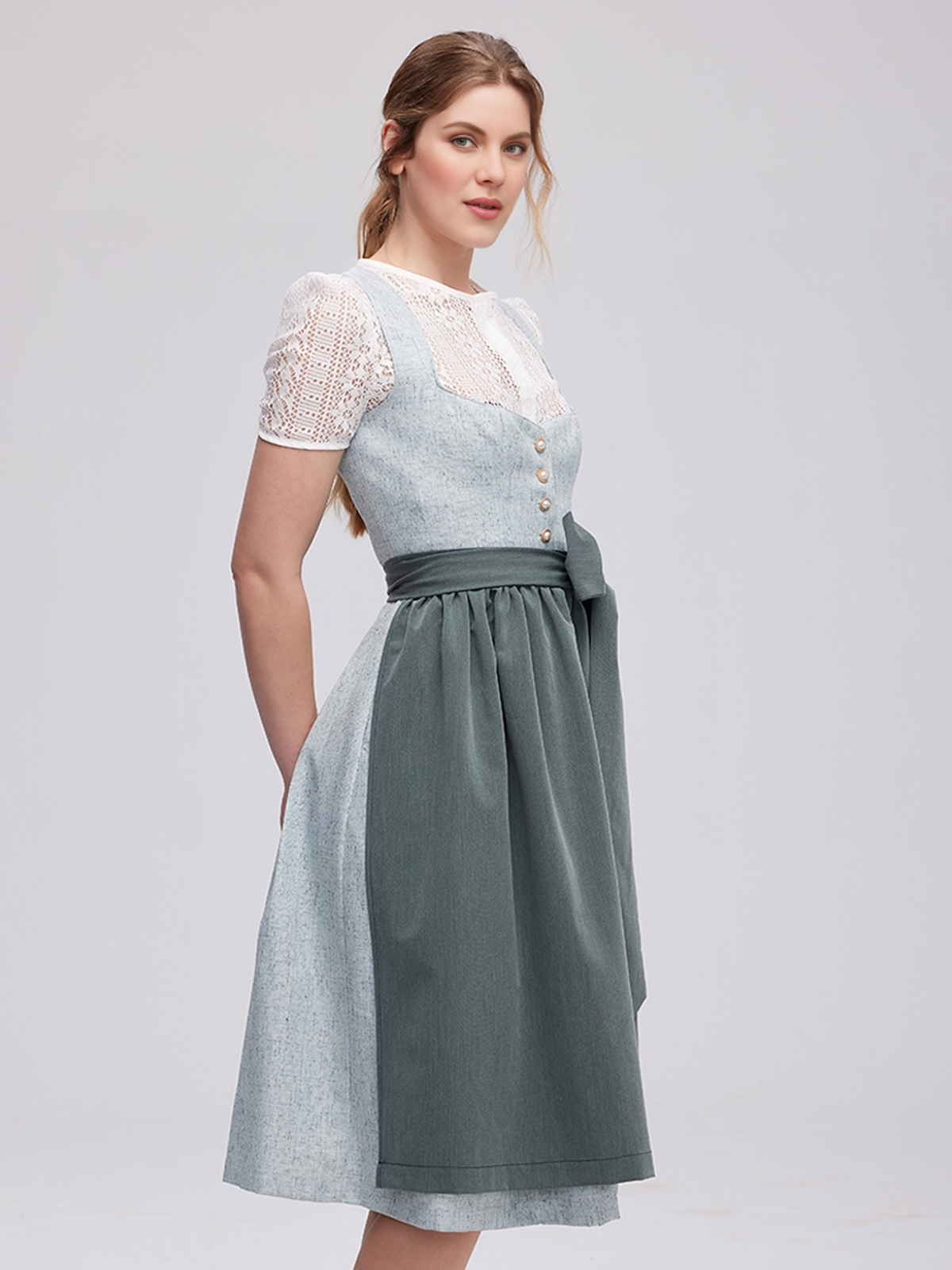 Modernes Dirndl mit figurbetonter Silhouette