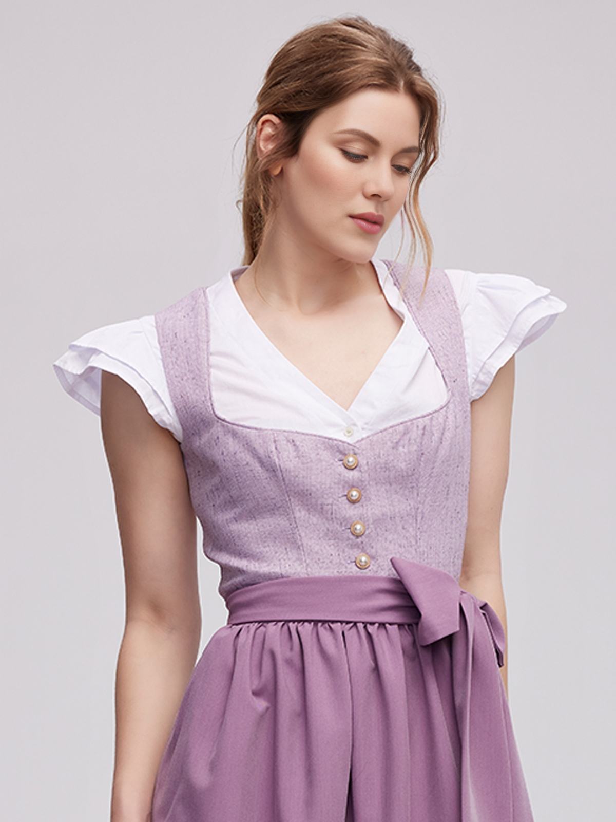 Modernes Dirndl in Lila – perfekt für festliche Anlässe
