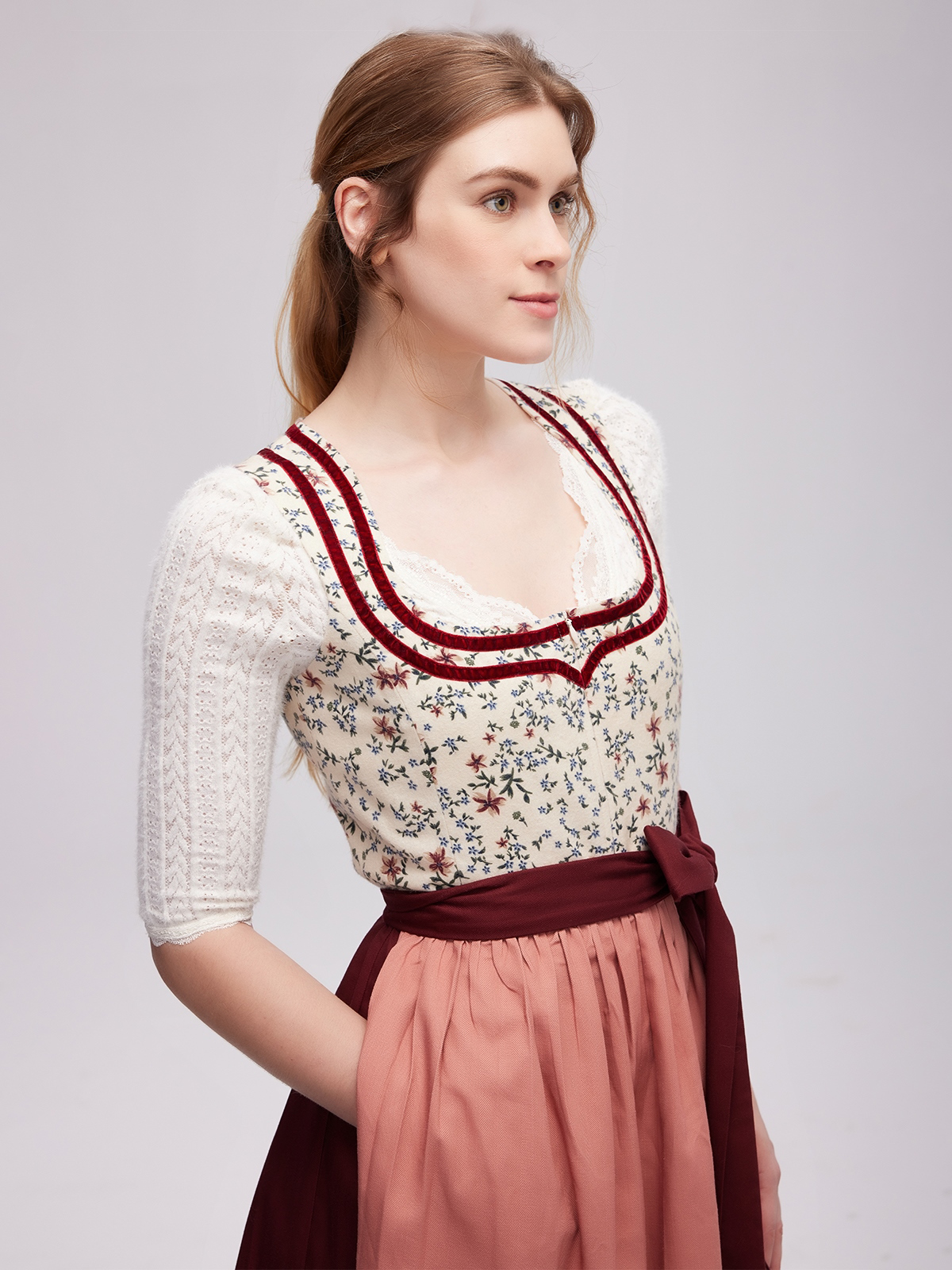 Dirndlbluse mit Spitze und hochgeschlossenem Kragen