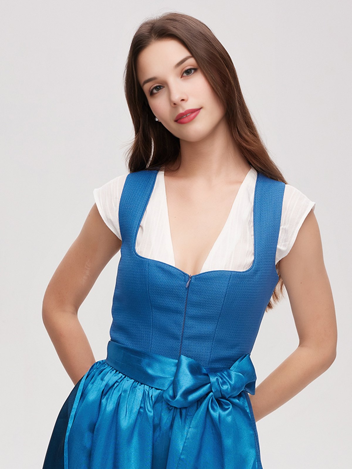 Dirndl mit blauem Ausschnitt